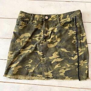 Fate + Fortune Womens Green Army Camo Skirt Size 8 Waist 30” Length 15”